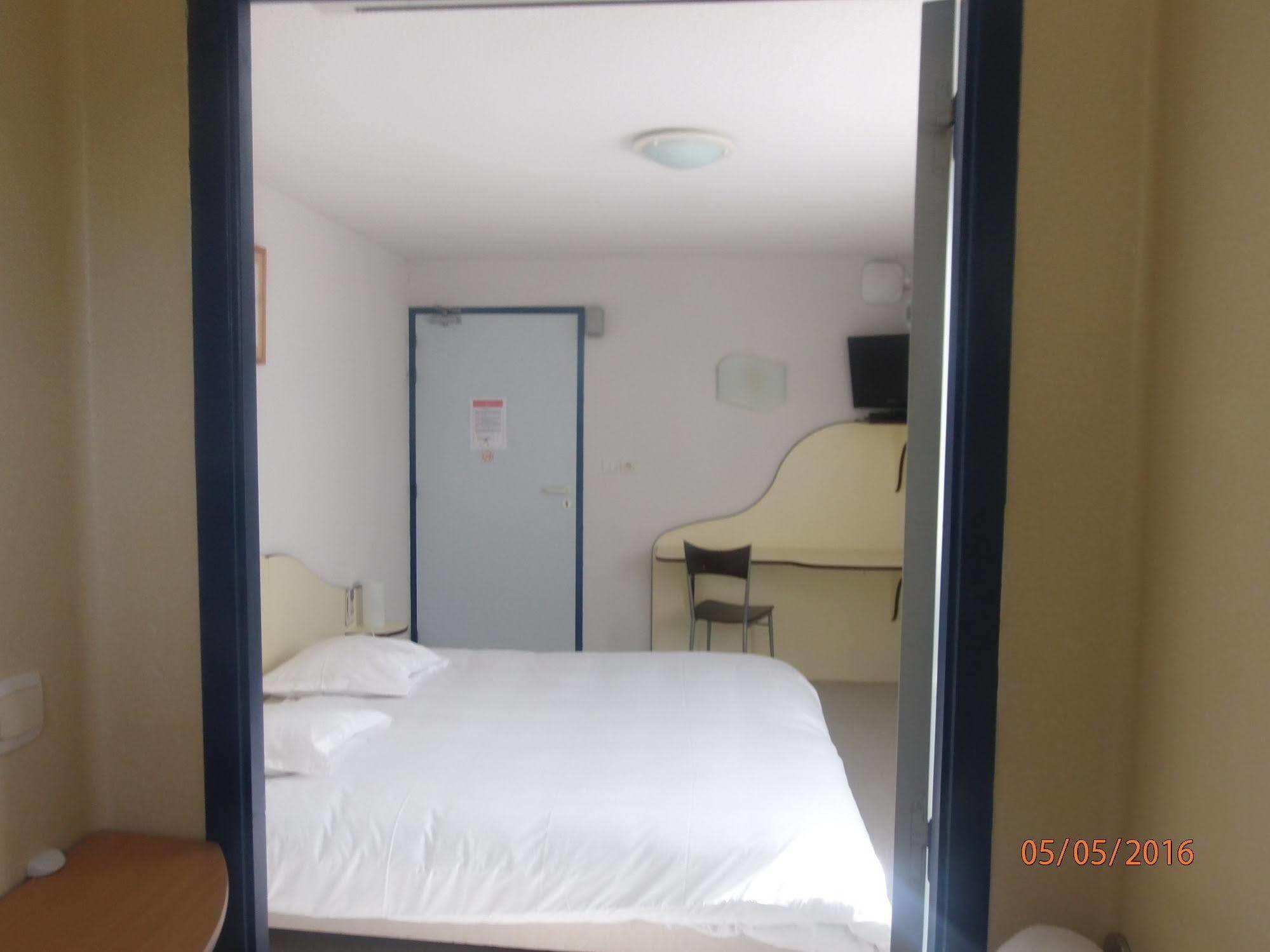 Le Saint Pierre Hotel Moncoutant Luaran gambar