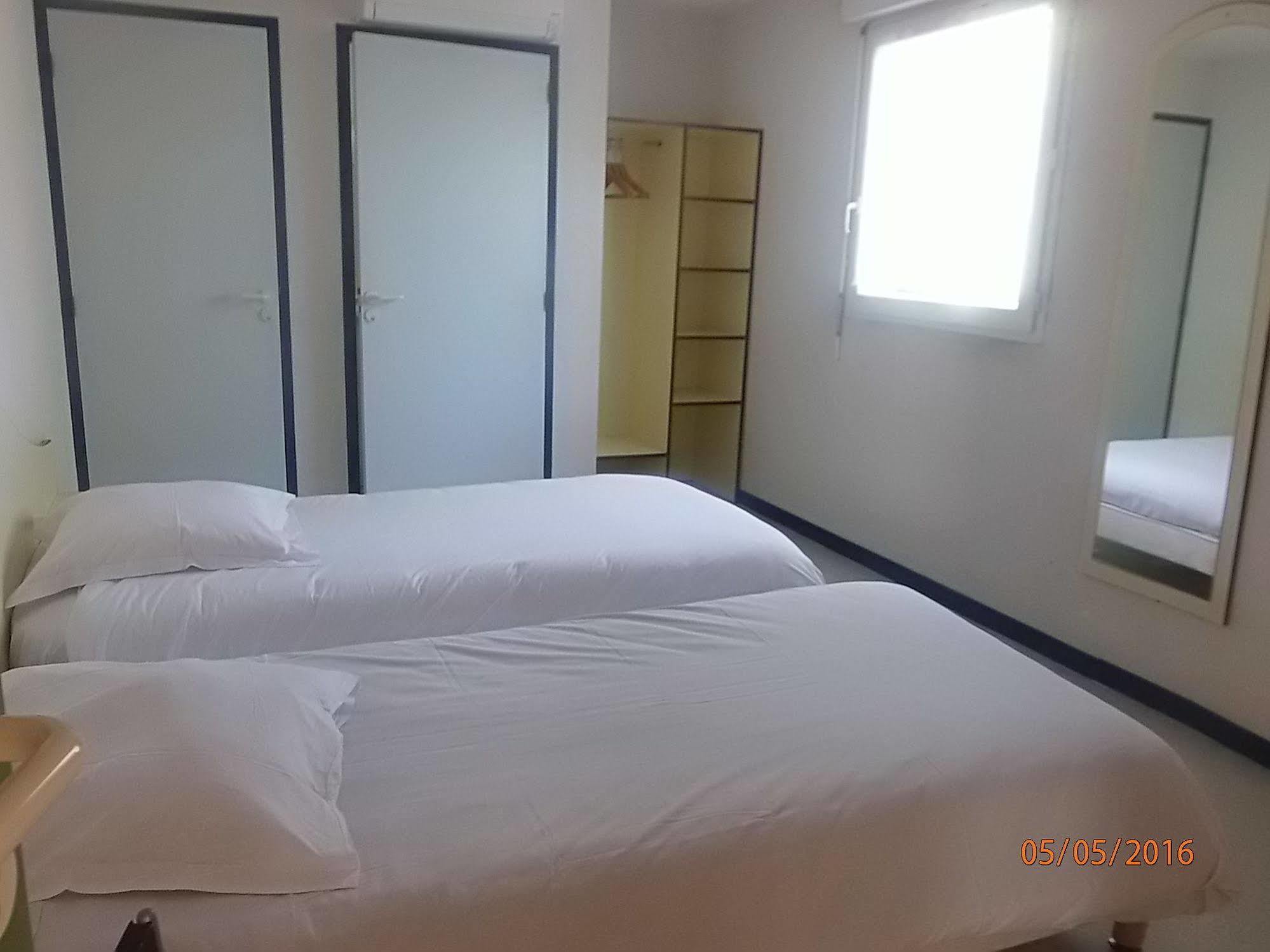 Le Saint Pierre Hotel Moncoutant Luaran gambar