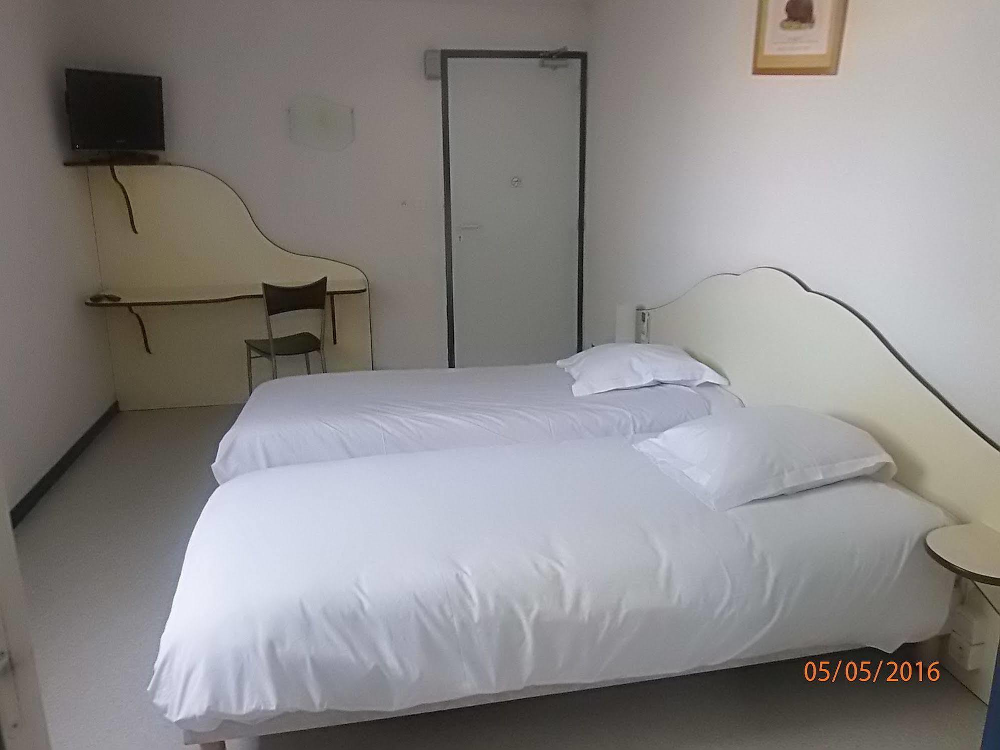 Le Saint Pierre Hotel Moncoutant Luaran gambar