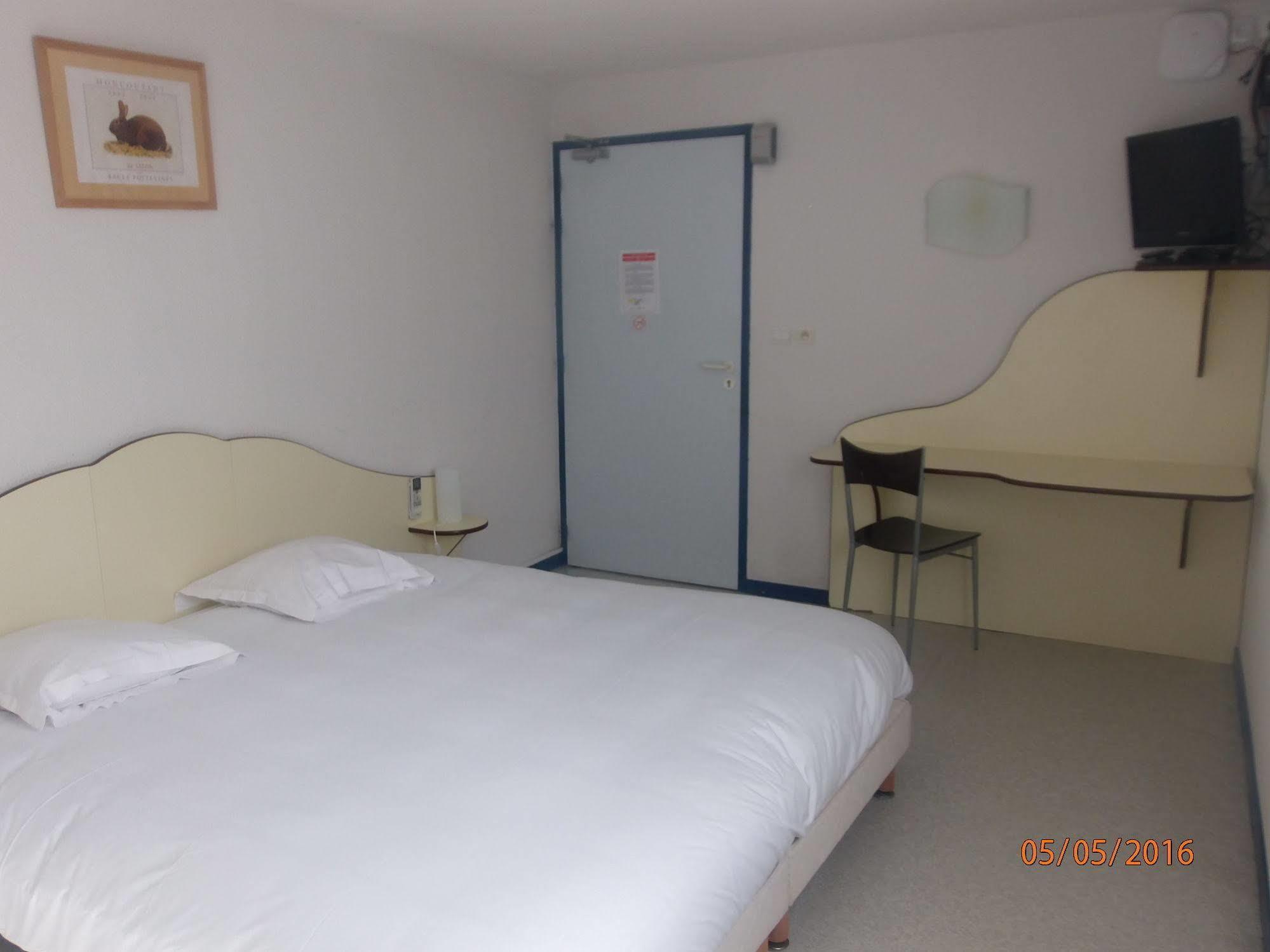 Le Saint Pierre Hotel Moncoutant Luaran gambar