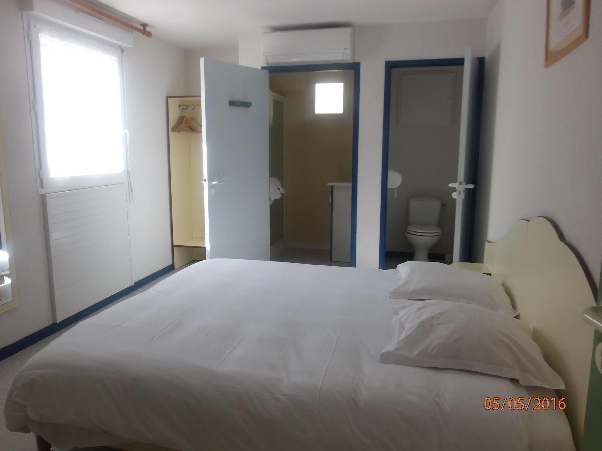 Le Saint Pierre Hotel Moncoutant Luaran gambar