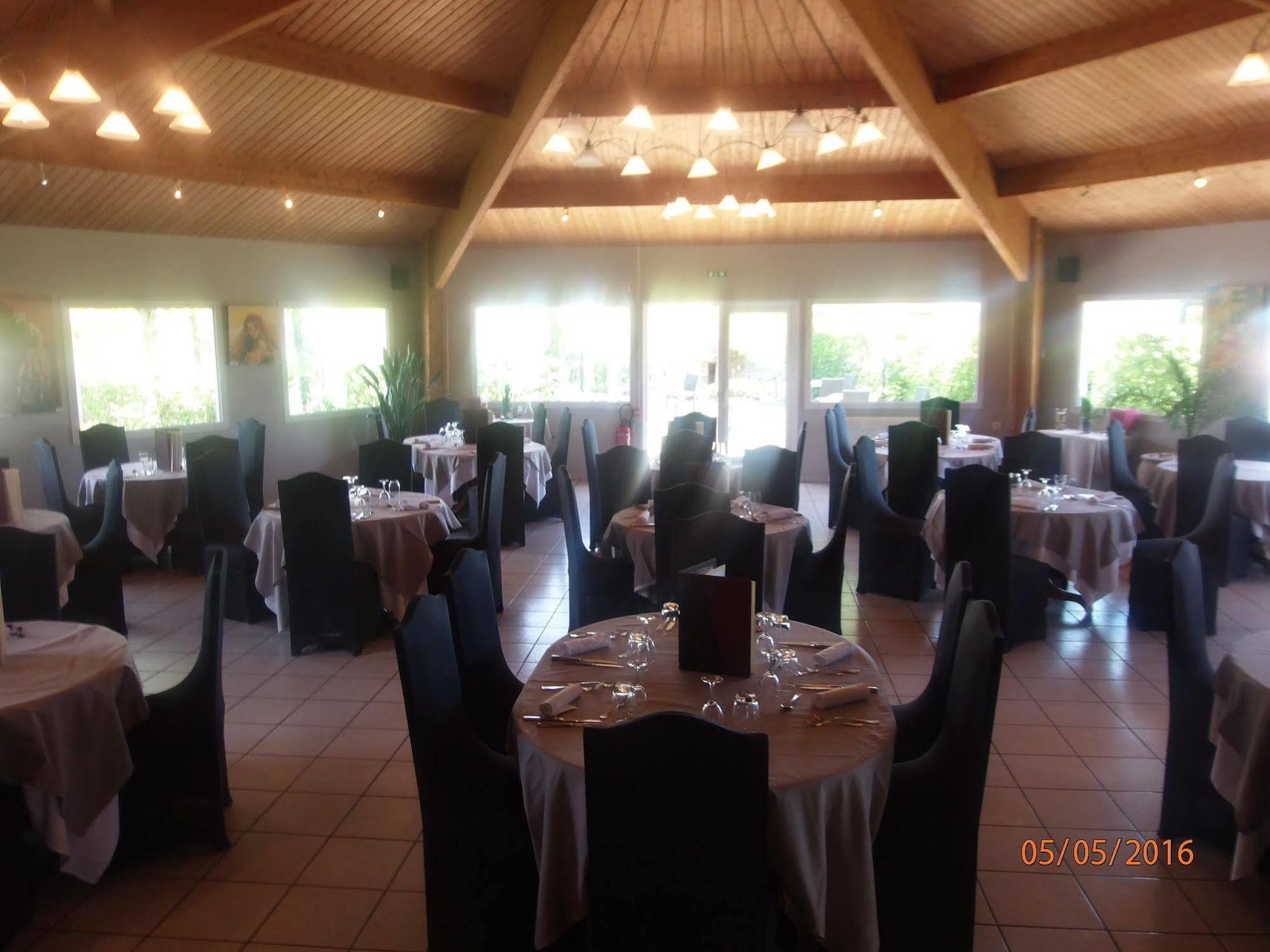 Le Saint Pierre Hotel Moncoutant Luaran gambar